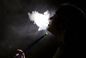 A rapaza fuma unha cachimba