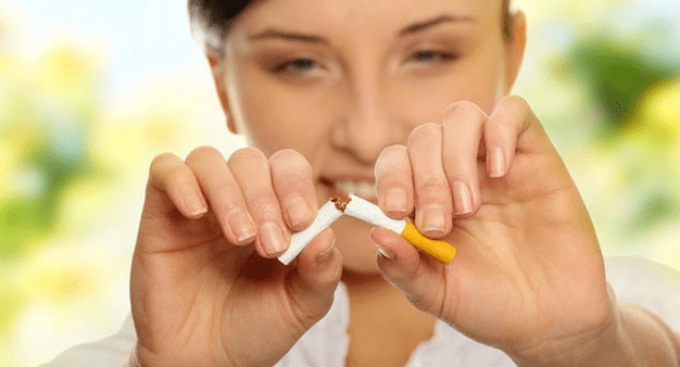 a moza rompe un cigarro e librase da adicción
